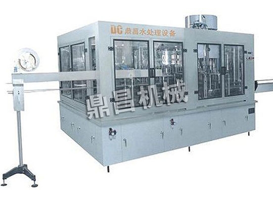 瓶裝全主動灌裝機8000瓶小時 三合一灌裝一體機